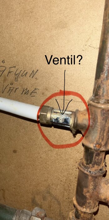 Rostig röranslutning med pil och text "Ventil?" ritade ovanpå, eventuellt en ventil som kan behöva verktyg för att vridas.
