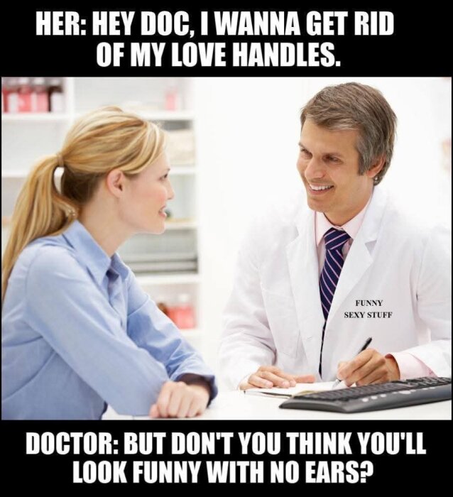 En läkare och en kvinna pratar och skämtar om att ta bort kärlekshandtag i ett medicinskt kontor.