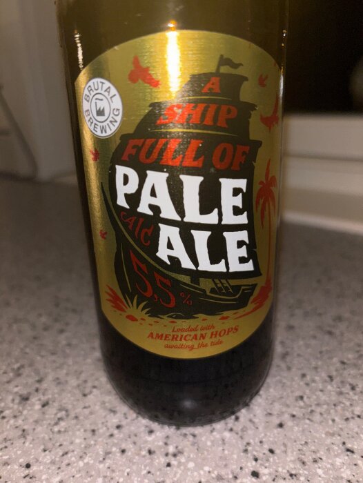 Flaska med "A Ship Full of Pale Ale" på ett köksbänk, Brutal Brewing.