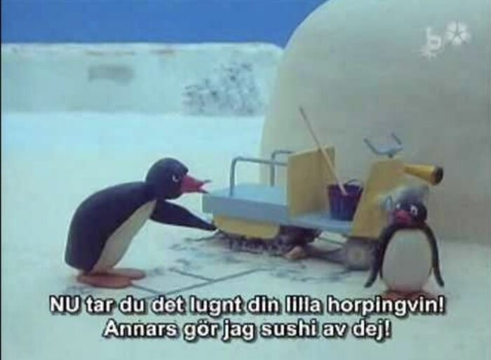 Pingvin gestikulerar mot annan pingvin vid maskin, text på svenska i bilden säger "NU tar du det lugnt din lilla horpingvin! Annars gör jag sushi av dej!".