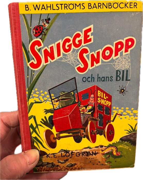 Omslaget till boken "Snigge Snopp och hans Bil" med en illustrerad röd bil, gul groda och glad man. Ruccola, nyckelpiga och spindel syns också.