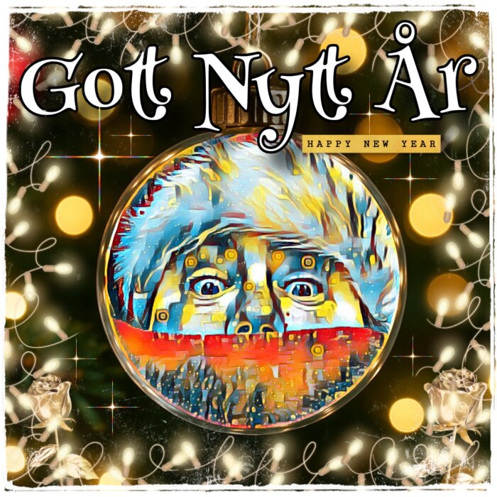 Målning av ett skrämt ansikte i en juldekoration med texten "Got Nyt År" och "Happy New Year" omgiven av ljusslingor och bokeh-effekt.