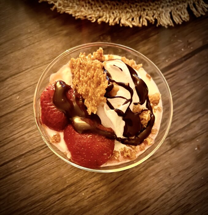 Hemgjord dessert i glas med chokladmousse, mintbaileyskräm, mandelflarn, maräng, jordgubbar och chokladsås.