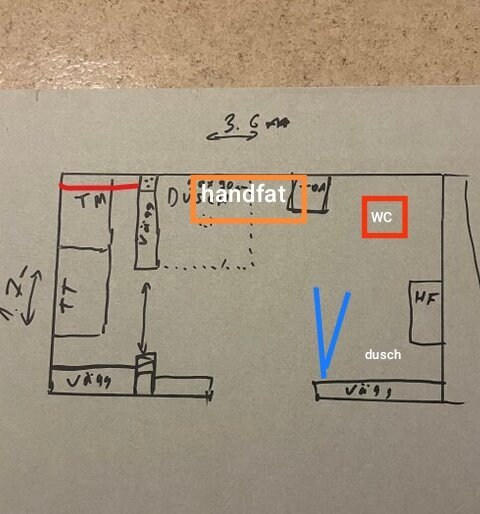 Skiss över badrumsplan med duschhörn, WC, handfat och tvättmaskinens placering markerad med måttangivelser.