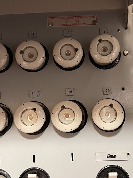 Vred på proppskåpet med märkningar "19" och "20", samt skylt "VÄRME", indikerar eventuell äldre termostatstyrning av uppvärmning.