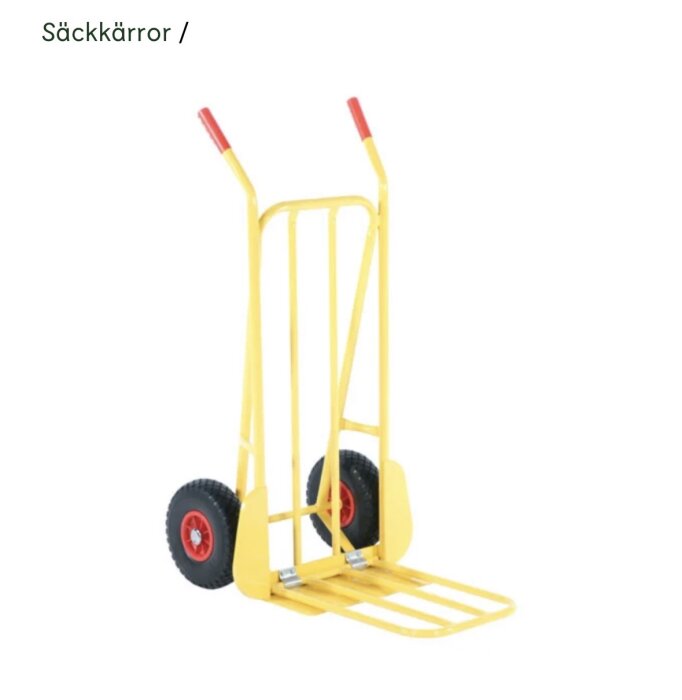 Gul säckkärra med röda handtag och svarta hjul, används för att underlätta transport och förebygga ryggont vid lyftning.