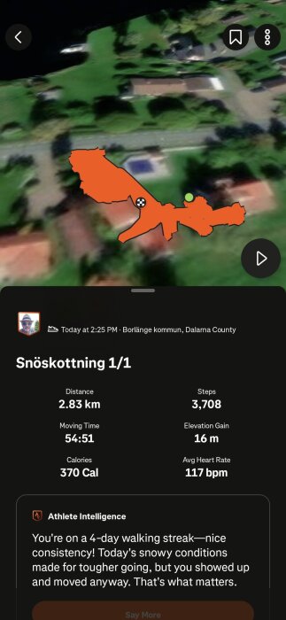 Bilden visar en aktivitetskarta för snöskottning i Borlänge, med insamlad data: 2,83 km distans, 3708 steg, 370 kalorier, 54:51 minuter, 117 bpm puls.