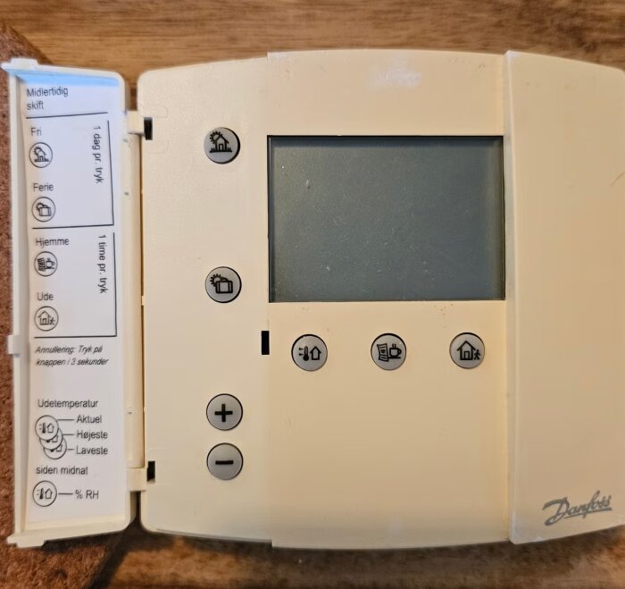 Termostatpanel ECA 60 med flera knappar och display för hemstyrning, märkt Danfoss, för användning i byggprojekt.