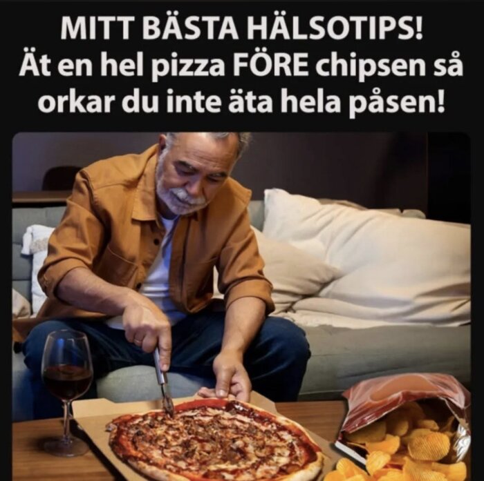 En man skär en pizza vid ett soffbord med chips och ett glas rödvin bredvid, text om hälsotips ovanför.
