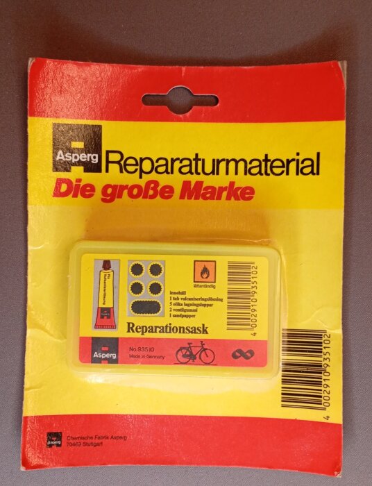Reparationssats för cykelslangar från Asperg med vulkaniseringslösning och laglappar, i gul och röd förpackning med tyska texten "Die große Marke".