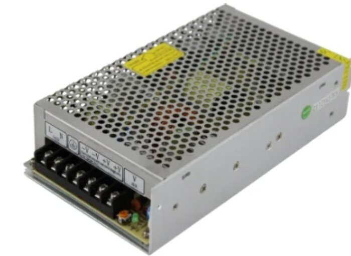 Strömadapter med gallerhölje och kopplingsplintar, används för att justera utspänning med trimpotentiometer.