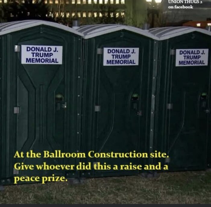 Tre bärbara toaletter med skyltar märkta "DONALD J. TRUMP MEMORIAL." Text i bild: "At the Ballroom Construction site. Give whoever did this a raise and a peace prize.
