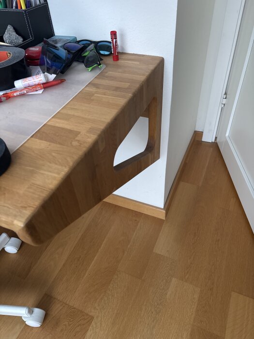 Väggmonterat skrivbord utan ben, byggt med träbänkskiva kapad i 45 grader.