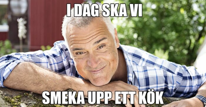 Person i rutig skjorta lutar sig över staket med texten "I dag ska vi smeka upp ett kök" skrivet ovanpå bilden.
