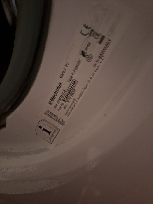 Skylt med specifikationer på en vitvarumaskin från Electrolux, inklusive modell- och serienummer samt CE-märkning och energiklass.