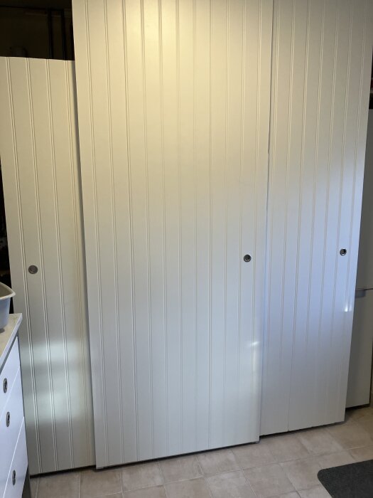 Skjutdörrar med nyborrade handtagshål installerade i inomhusmiljö.