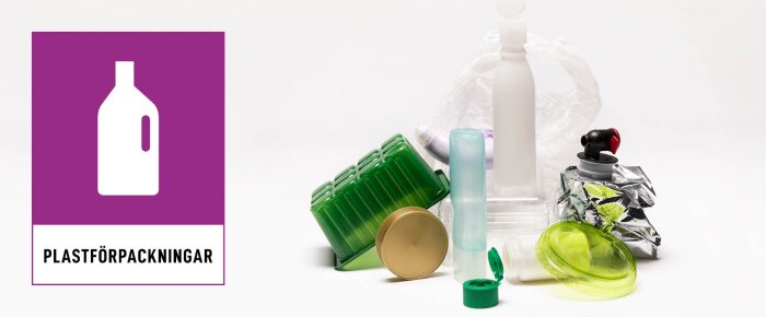 Plastförpackningar och återvinningssymbol på lila bakgrund, omgiven av olika plastbehållare och förpackningar mot en vit bakgrund.