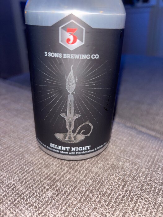 Burk med etikett från "3 Sons Brewing Co." med texten "Silent Night", innehållande stout med marshmallow och vit choklad.