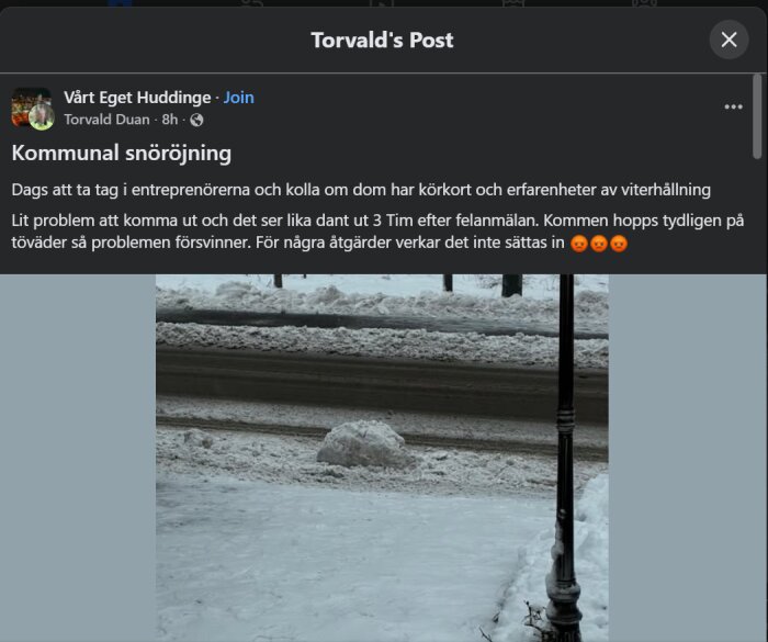 En snöig gata med dålig snöröjning, där snöhögar ligger kvar längs vägen och på trottoaren.