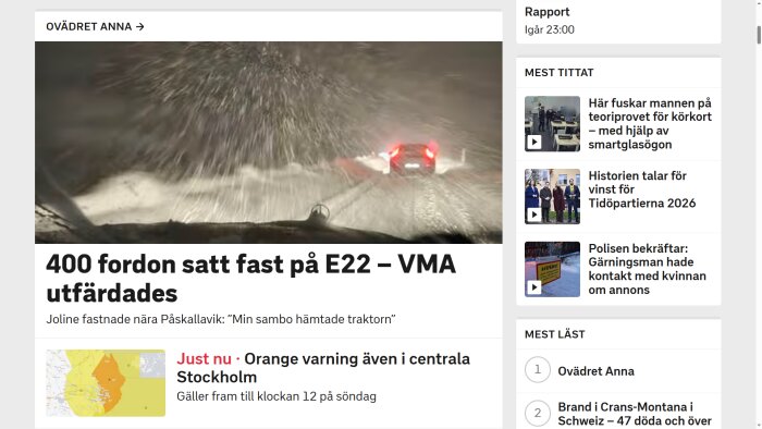 Snöstorm på E22, bilar fastnar i kraftigt snöfall, rapporterade störningar i trafiken.