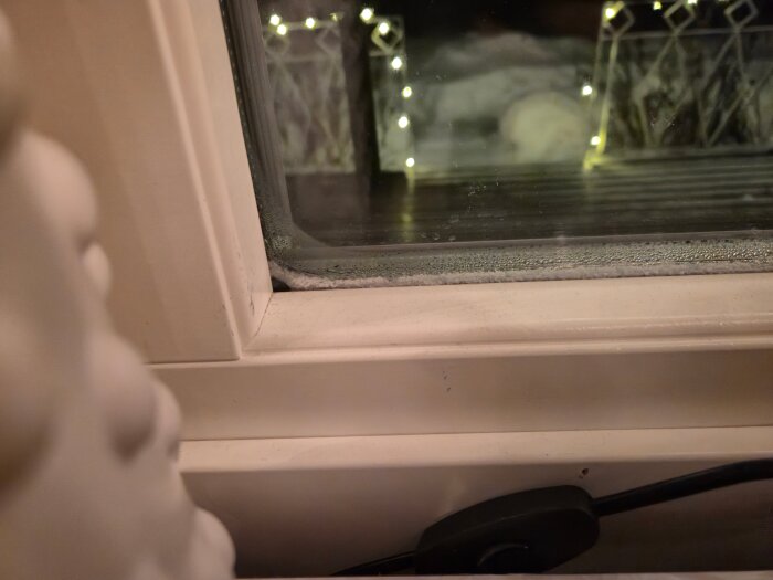 Kondens och is på insidan av ett 3-glasfönster i ett 70-talshus i Norrbotten vid temperaturer under -20°C.