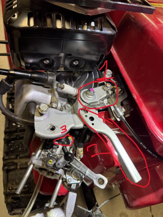Motor med insprutningssystem och verktyg, röda markeringar runt delar.