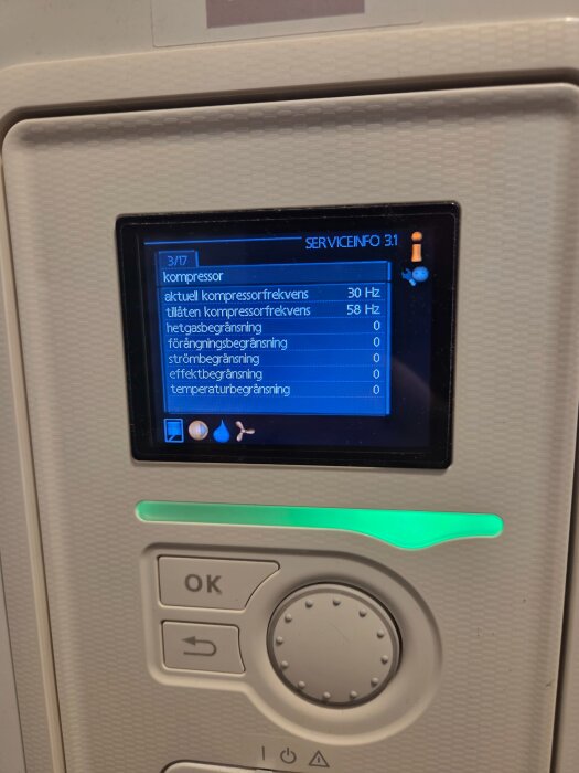 Nibe F750 värmepumpsdisplay visar aktuell kompressorfrekvens och servicemeny med knappar för styrning.