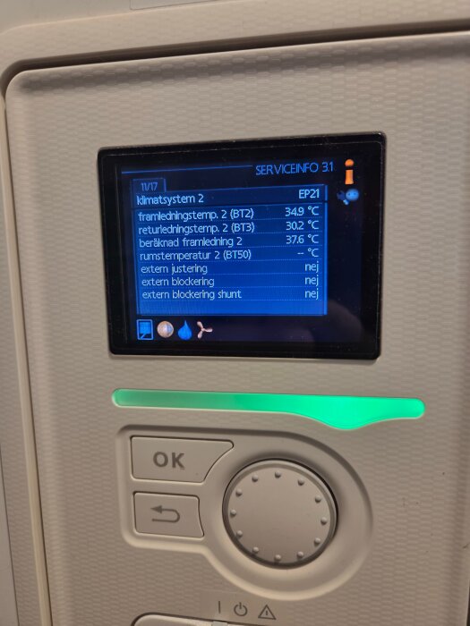 Nibe F750 värmepump skärm; visning av klimatsystem 2 med framledningstemperatur, returluftstemperatur och rumstemperatur; kontroller och indikatorikoner.