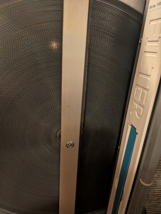 Bild av en roterande värmeväxlare med aluminiumprofiler och släplister i ett Flexit Uni 3 ventilationsaggregat.