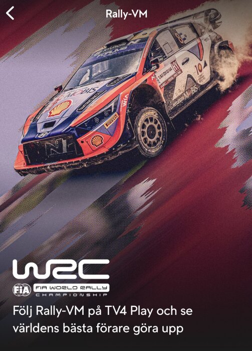 Rallybil i action vid FIA World Rally Championship med rök och damm kring däcken, reklam för Rally-VM på TV4 Play.