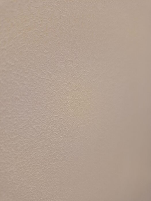 En målad yta på en kökslucka med en lätt textur från en skumgummiroller.