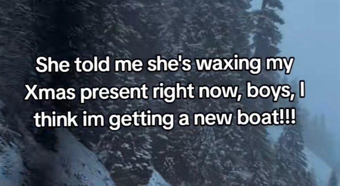 Text över snöig skog med skämt om en julklapp som kanske är en ny båt.