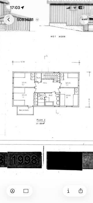 Rakennuksen pohjapiirustus, jossa on kaksi makuuhuonetta, kylpyhuone, sauna ja parveke. Pinta-ala 68 m². Näkymä pohjoiseen.