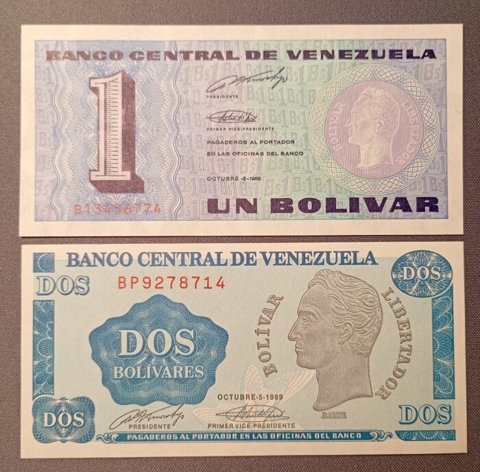 Sedlar från Venezuela, 1 och 2 bolivares från 1989 med porträtt, text och dekorationer.