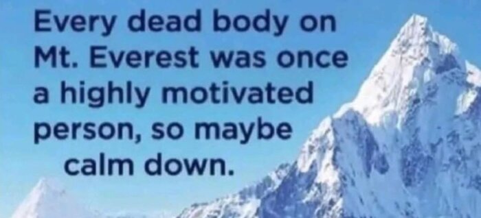 Text mot en bild av ett snötäckt berg som säger: "Every dead body on Mt. Everest was once a highly motivated person, so maybe calm down.