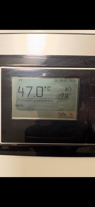 Display av värmepumpspanel med temperaturer: 47°C framledning och -7°C utetemperatur.