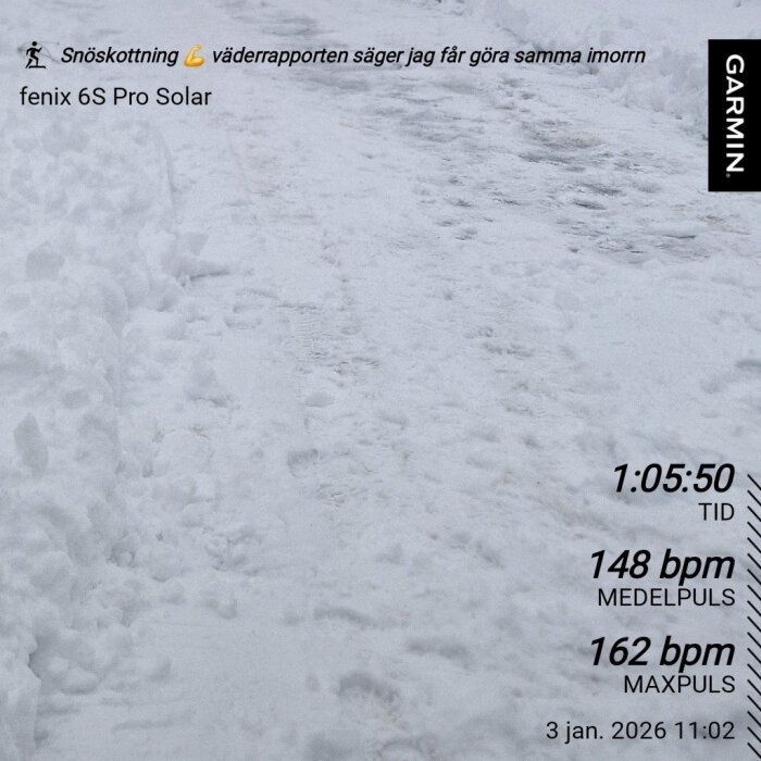 Snötäckt uppfart efter snöskottning med information om träningspasset loggad som konditionsträning på en Garmin Fenix 6S Pro Solar-klocka.