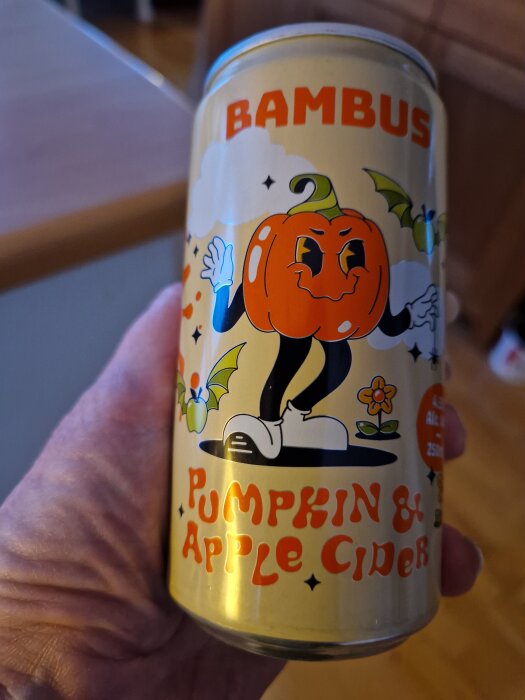 Burk med kryddad äppelcider från märket Bambus, dekorerad med en tecknad pumpafigur.
