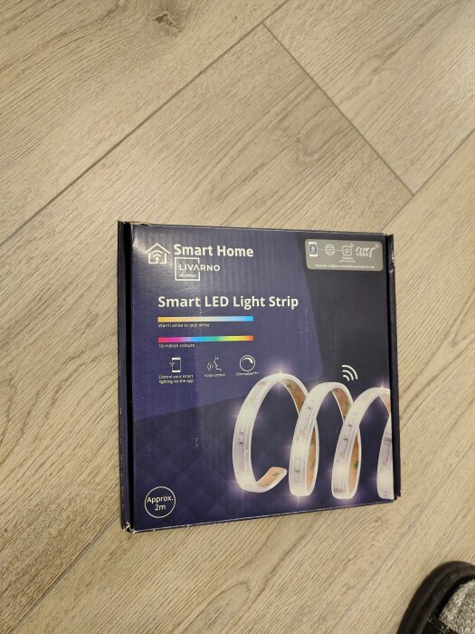 Förpackning av Livarno Home Zigbee Smart LED Light Strip, visar ljusslinga och funktioner som appstyrning och 16 miljoner färger.