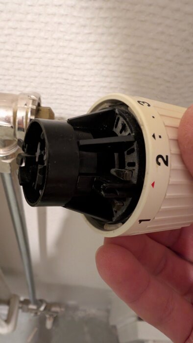 Termostatkopp ansluten till radiatorventil, diameter 26 mm, upphämtad efterfrågan på korrekt modell för radiator från 1978.