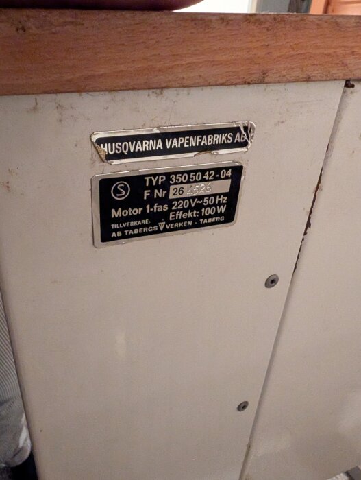 Kallmangel från Husqvarna Vapenfabriks AB med typ- och serienummerplåt, tillverkad av AB Tabergsverken, motorinfo: 220V, 100W.