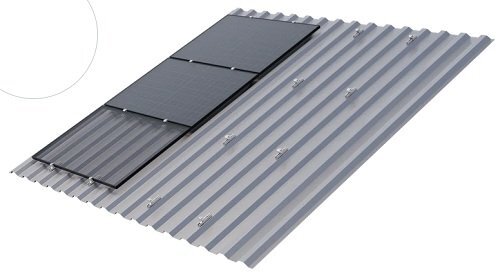 Solarpaneler monterade med fästbleck på korrugerad TP20-takplåt, visar användning av tunnplåtskruvar för stabil och säker montering.