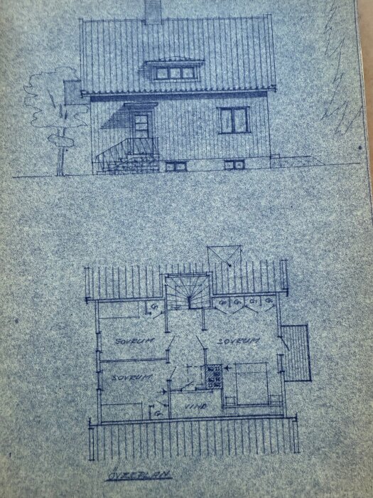 Ritning av ett hus med planlösning för övervåningen, som visar tre sovrum och en vind, samt skiss av husets fasad.