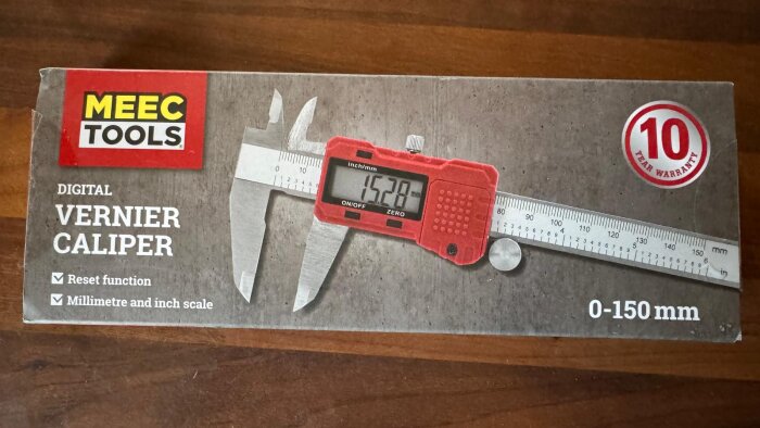 Förpackning för digital skjutmått från MEEC Tools, med 150 mm mätområde och 10 års garanti, visas med bild av röd digital skjutmått.