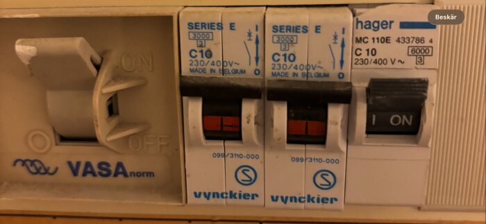 Säkringspanel med flera säkringar, varav två från märket Vynckier, märkta C10 för 230/400 V med 3000 kortslutningskapacitet.