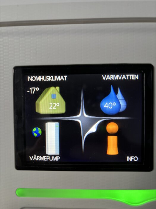 Display på värmepump Nibe f1255-12 visar inomhusklimat på 22 grader och varmvatten på 40 grader, med utomhustemperatur -17 grader.
