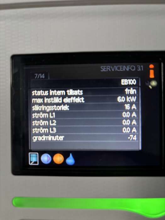 Skärmvisning på en värmepump med texten "status intern tillsats från", "max inställd effekt 6.0 kW", och "gradminuter -74".