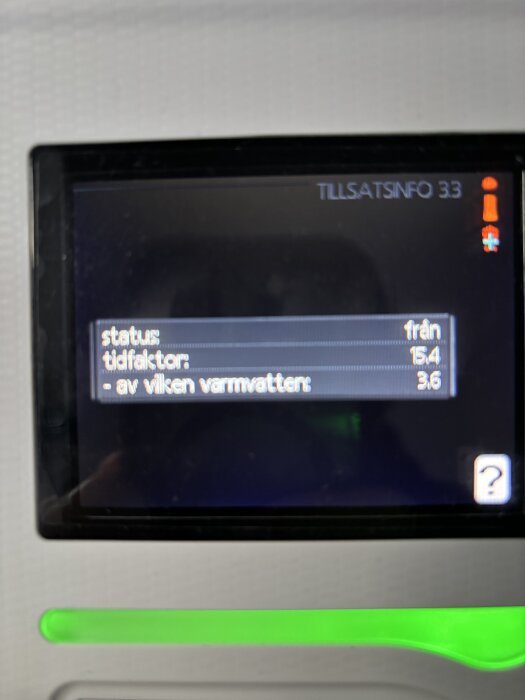 Skärm på Nibe f1255-12 visar tillsatsinfo med status "från", tidfaktor 15.4, varmvattentid 3.6, samt grönt ljus under displayen.