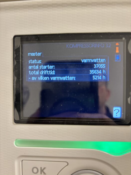 Bild av display på en Nibe f1255-12 värmepump som visar kompressorinfo, inklusive antal starter och driftstid för varmvatten.