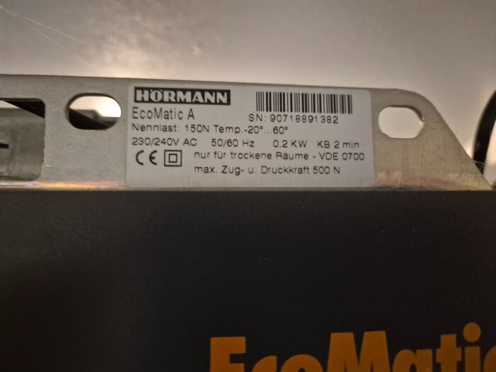 Hörmann EcoMatic A med specifikationer på etikett, inklusive nätspänning och nominell belastning, fäst på en metallram.